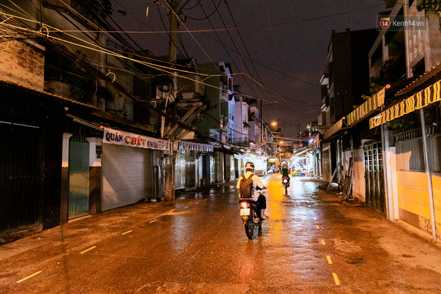 Quán xá Sài Gòn đồng loạt treo biển bán mang về: Nơi vẫn thấy đông người chờ mua, chỗ thì đóng cửa luôn vì quá ế ẩm - Ảnh 32.