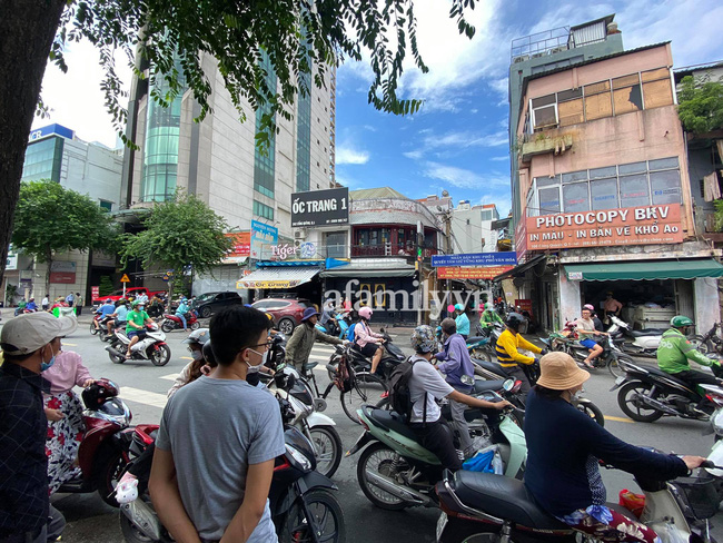 NÓNG: Hàng trăm người có mặt theo dõi trận chiến giữa Trang Khàn và 