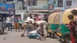 Hình phạt rúng động: Cảnh sát Ấn Độ đóng đinh vào bàn tay, bàn chân người không đeo khẩu trang