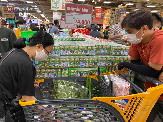 Người Sài Gòn chủ động đi mua hàng trước giãn cách xã hội: Mua thực phẩm để dùng trong 3-4 ngày vì mình hạn chế ra đường - Ảnh 6.