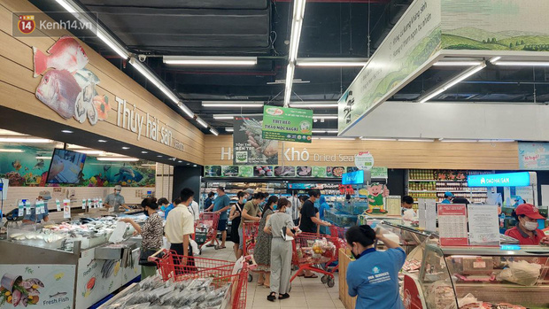 Người Sài Gòn chủ động đi mua hàng trước giãn cách xã hội: Mua thực phẩm để dùng trong 3-4 ngày vì mình hạn chế ra đường - Ảnh 2.