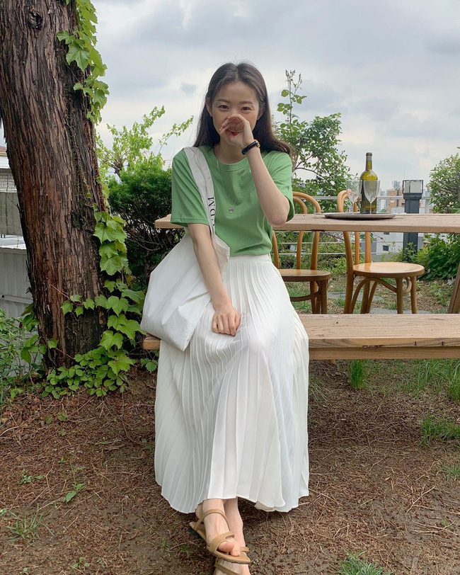Diện chân váy dài đẹp xinh hết cỡ nhờ áp dụng 12 cách mix của gái Hàn - Ảnh 9.