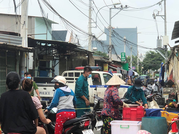 TP.HCM: Đôi vợ chồng trẻ bị bỏng trong căn nhà cháy, phía trước mùi xăng bốc lên nồng nặc - Ảnh 1.