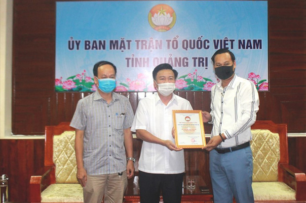 Đại diện NS Hoài Linh trao 1 tỷ đồng ủng hộ người dân vùng lũ Quảng Trị, hé lộ kế hoạch cứu trợ miền Trung giữa lùm xùm - Ảnh 2.