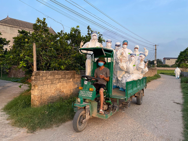 Trăng mật trong tâm dịch của vợ chồng bác sĩ trẻ ở Quảng Ninh - Ảnh 1.