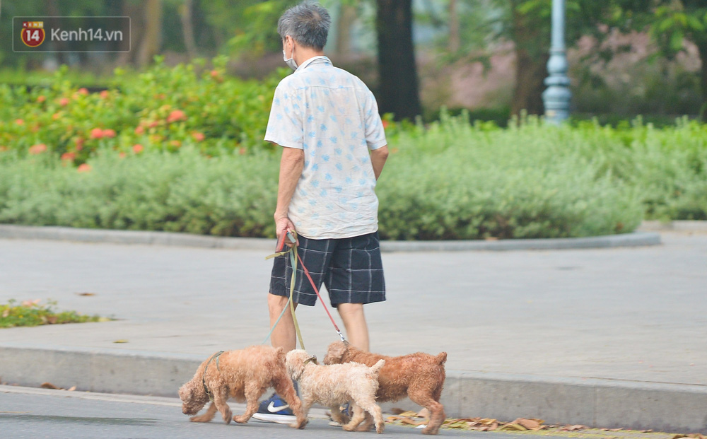 Hà Nội: Biển người đổ ra tập thể dục, biến hồ Gươm thành trường đua xe đạp bất chấp quy định cấm tụ tập để chống dịch Covid-19 - Ảnh 11.