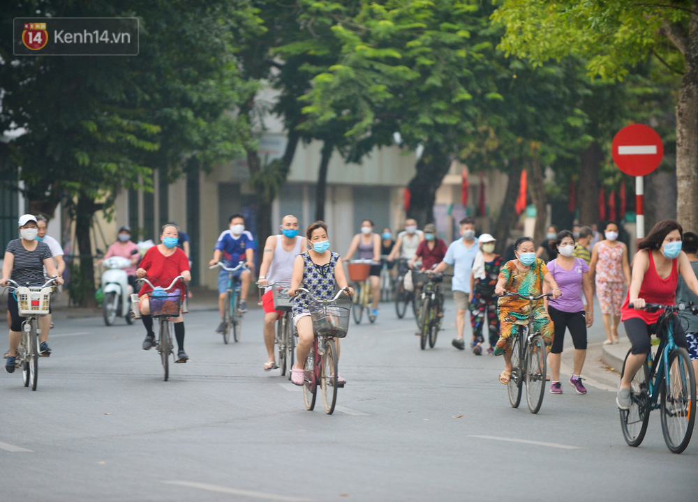 Hà Nội: Biển người đổ ra tập thể dục, biến hồ Gươm thành trường đua xe đạp bất chấp quy định cấm tụ tập để chống dịch Covid-19 - Ảnh 5.