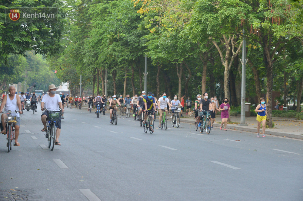 Hà Nội: Biển người đổ ra tập thể dục, biến hồ Gươm thành trường đua xe đạp bất chấp quy định cấm tụ tập để chống dịch Covid-19 - Ảnh 3.