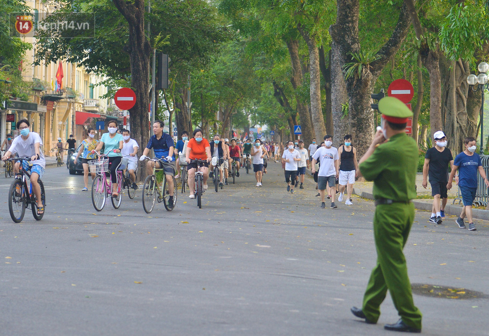 Hà Nội: Biển người đổ ra tập thể dục, biến hồ Gươm thành trường đua xe đạp bất chấp quy định cấm tụ tập để chống dịch Covid-19 - Ảnh 14.