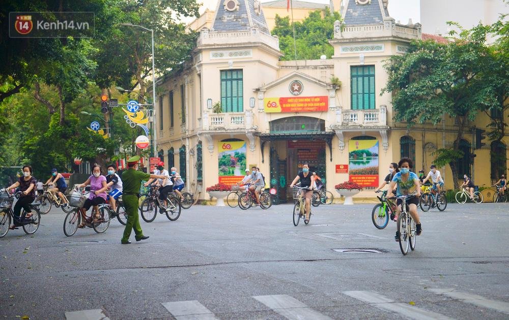 Hà Nội: Biển người đổ ra tập thể dục, biến hồ Gươm thành trường đua xe đạp bất chấp quy định cấm tụ tập để chống dịch Covid-19 - Ảnh 16.