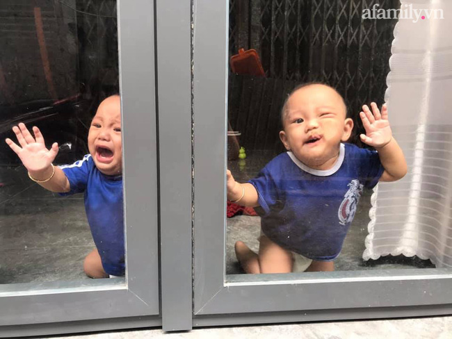 Nhờ chồng trông con để ra ngoài, mẹ trẻ quay về thấy 2 bé khóc ầm ĩ ở cửa, nhìn vào trong nhà thì 