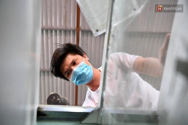 Ảnh: Sau hơn 100 giờ thai nghén, buồng lấy mẫu xét nghiệm chống nóng, giảm nguy cơ lây chéo đã được chuyển tới tâm dịch Bắc Giang - Ảnh 8.