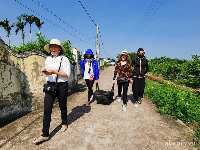 Các thiện nguyện tham gia chôn cất các thai nhi xấu số