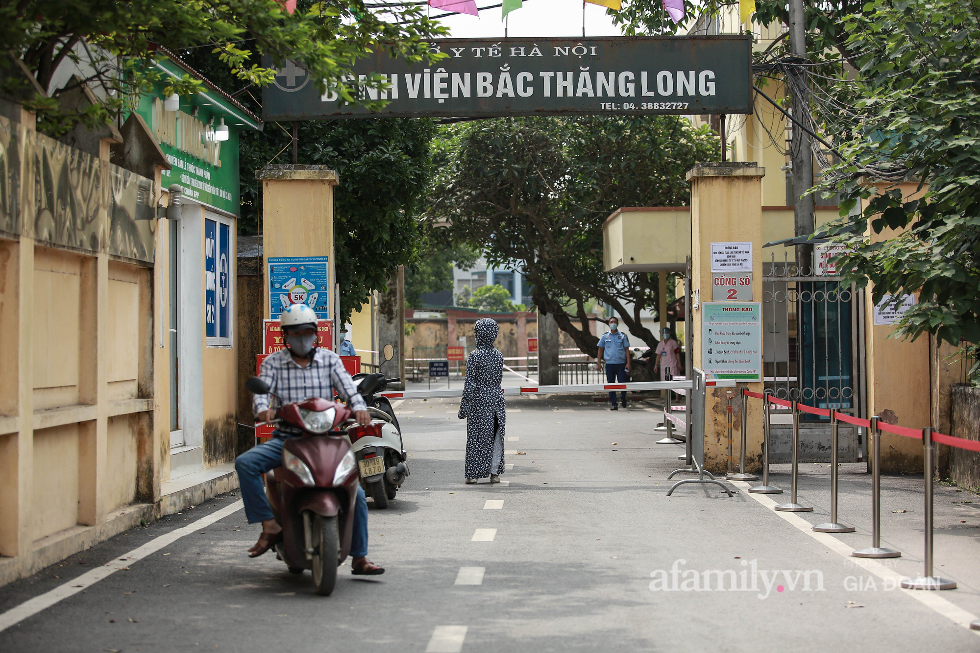 Bệnh viện Bắc Thăng Long tạm thời phong tỏa, dừng tiếp nhận bệnh nhân vì có liên quan đến người phụ nữ bán rau dương tính SARS-CoV-2 trong cộng đồng - Ảnh 6.