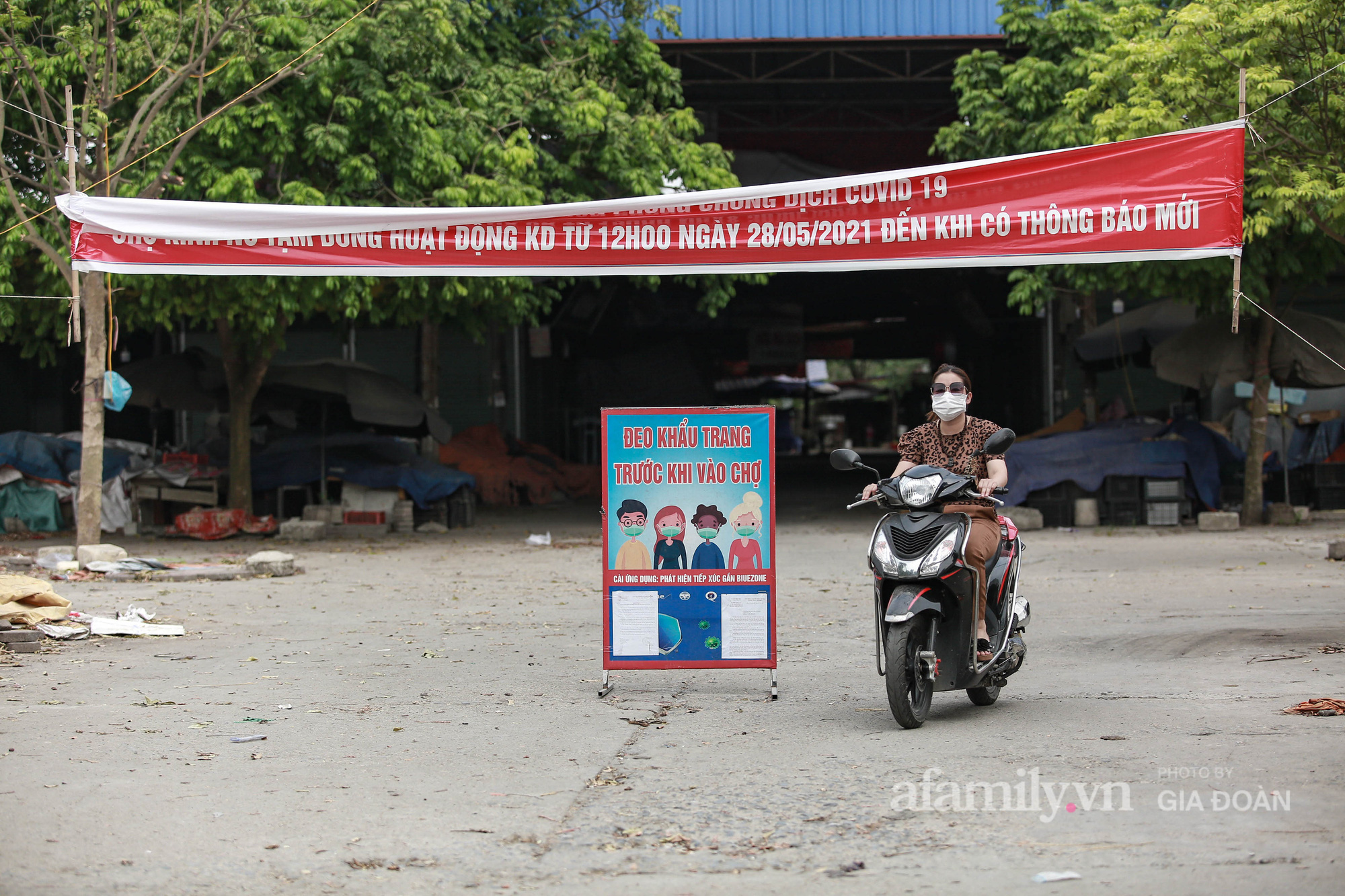 Bệnh viện Bắc Thăng Long tạm thời phong tỏa, dừng tiếp nhận bệnh nhân vì có liên quan đến người phụ nữ bán rau dương tính SARS-CoV-2 trong cộng đồng - Ảnh 13.