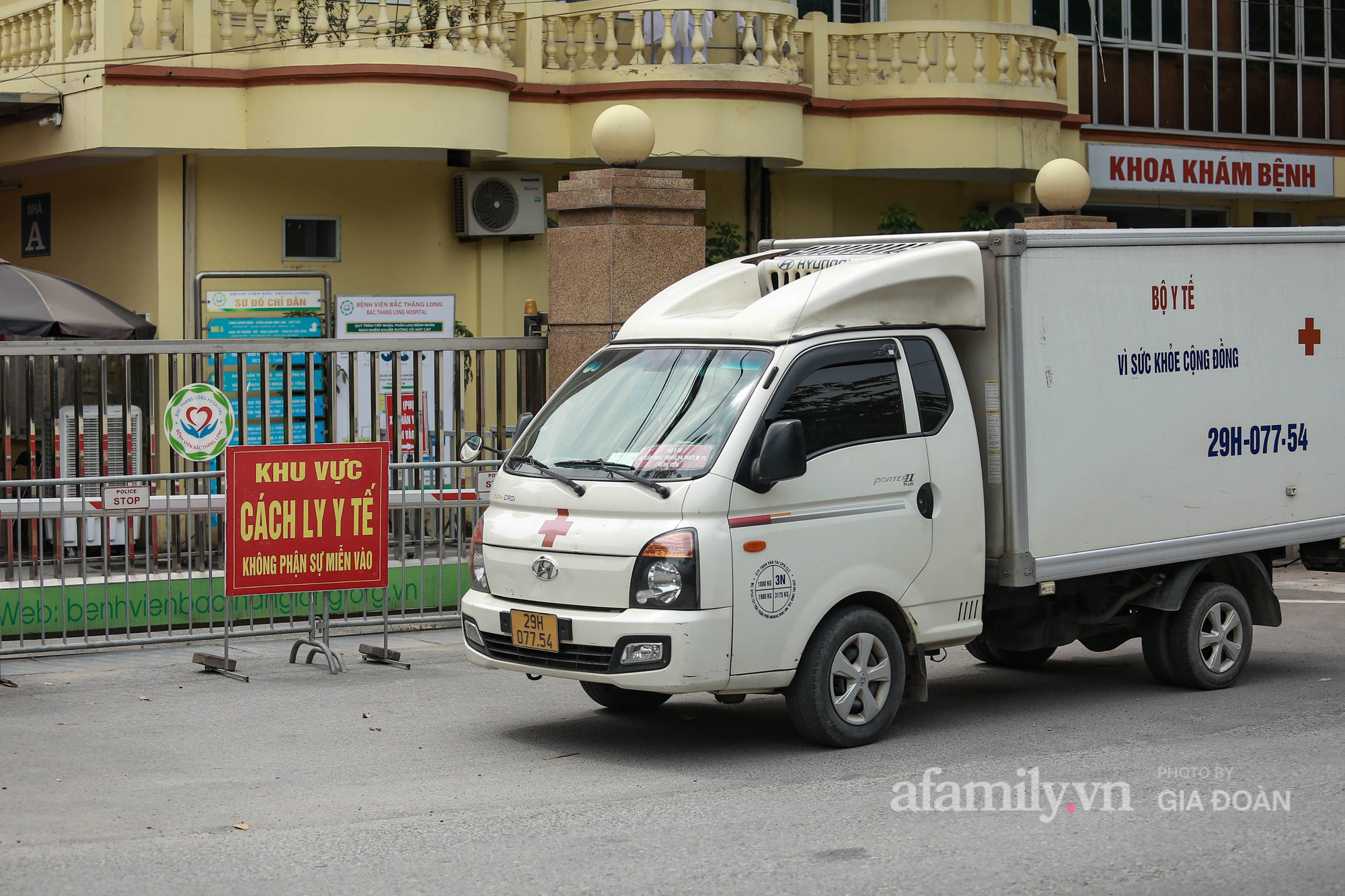 Bệnh viện Bắc Thăng Long tạm thời phong tỏa, dừng tiếp nhận bệnh nhân vì có liên quan đến người phụ nữ bán rau dương tính SARS-CoV-2 trong cộng đồng - Ảnh 8.