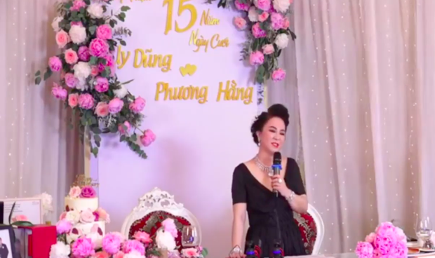 Vợ chồng bà Phương Hằng mở tiệc online kỷ niệm 15 năm cưới: Nữ đại gia lên đồ sexy, hột xoàn đầy người, trang trí nhà hoành tráng như hôn lễ - Ảnh 11.