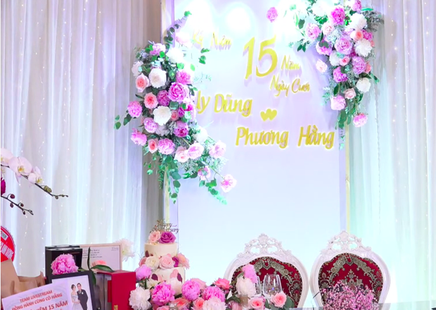 Vợ chồng bà Phương Hằng mở tiệc online kỷ niệm 15 năm cưới: Nữ đại gia lên đồ sexy, hột xoàn đầy người, trang trí nhà hoành tráng như hôn lễ - Ảnh 2.