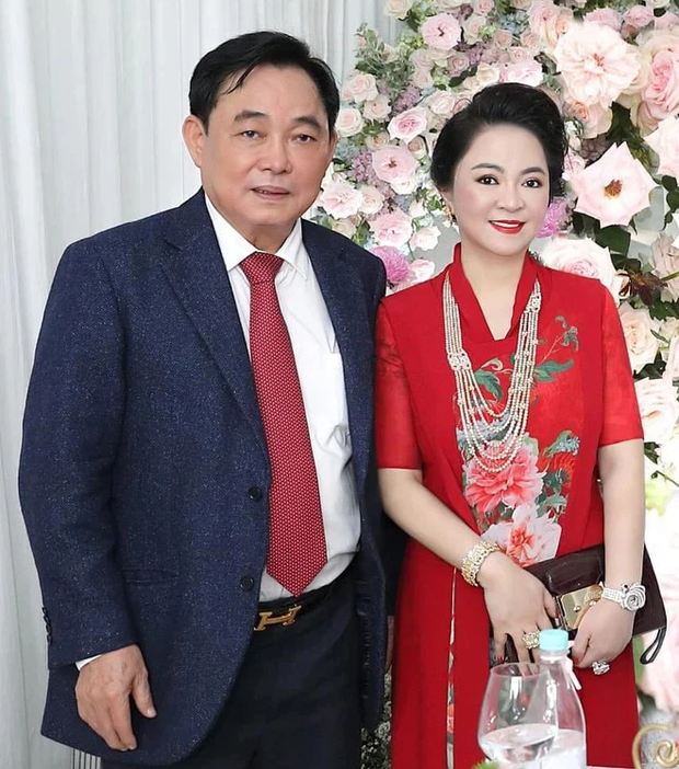 Vợ chồng bà Phương Hằng mở tiệc online kỷ niệm 15 năm cưới: Nữ đại gia lên đồ sexy, hột xoàn đầy người, trang trí nhà hoành tráng như hôn lễ - Ảnh 10.
