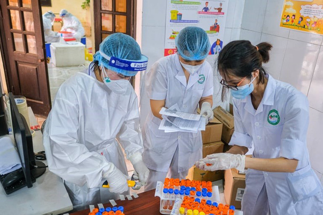 Bắc Ninh: 80% người nhiễm không có triệu chứng, chuyên gia chỉ cách phát hiện mầm bệnh nhanh - Ảnh 2.