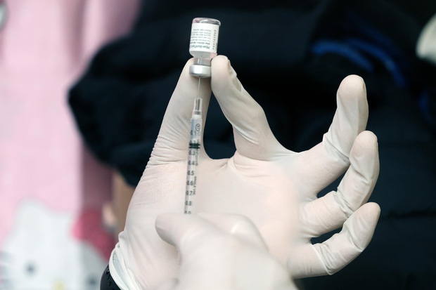 CDC Mỹ: Người đã tiêm vaccine mắc bệnh nhẹ hơn nếu nhiễm SARS-CoV-2  - Ảnh 1.