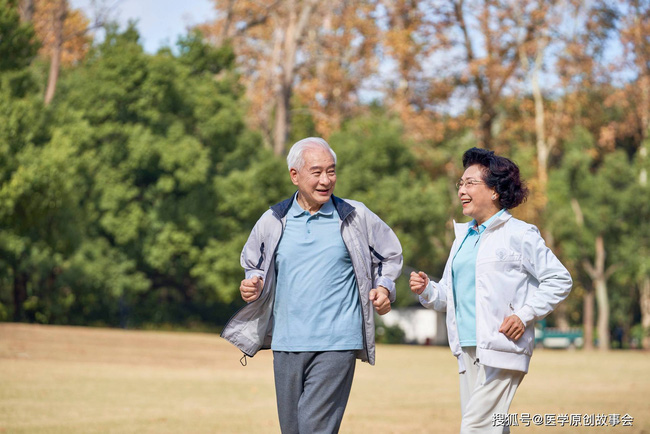 Những người có tuổi thọ ngắn thường có 3 đặc điểm này khi đi bộ, sau 45 tuổi hy vọng bạn không mắc phải bất kì điểm nào - Ảnh 1.