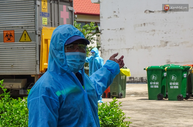 Theo chân những chiến binh thầm lặng thu gom rác từ khu cách ly, bệnh viện dã chiến ở Sài Gòn - Ảnh 6.