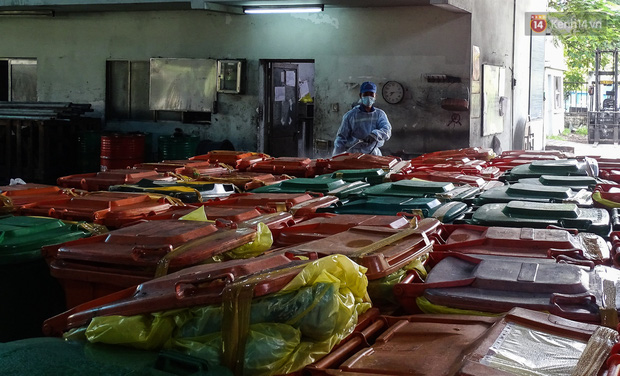 Theo chân những chiến binh thầm lặng thu gom rác từ khu cách ly, bệnh viện dã chiến ở Sài Gòn - Ảnh 9.