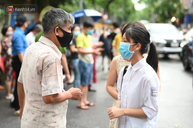 Hình ảnh phụ huynh đội mưa đưa con đi thi: Cứ đến cổng trường những ngày này sẽ hiểu lòng cha mẹ! - Ảnh 5.