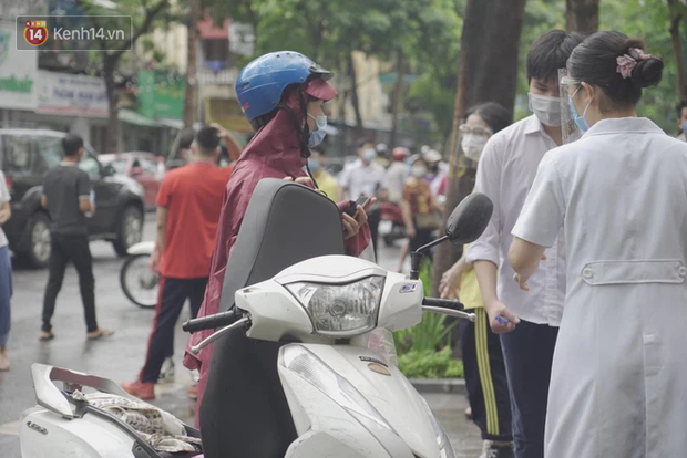 Hình ảnh phụ huynh đội mưa đưa con đi thi: Cứ đến cổng trường những ngày này sẽ hiểu lòng cha mẹ! - Ảnh 9.