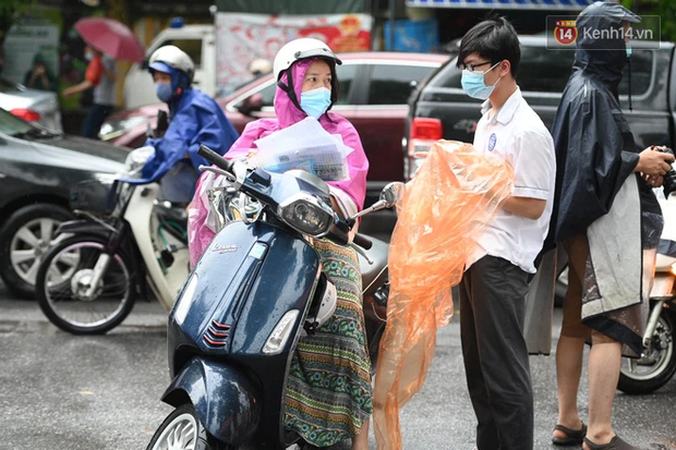 Hình ảnh phụ huynh đội mưa đưa con đi thi: Cứ đến cổng trường những ngày này sẽ hiểu lòng cha mẹ! - Ảnh 10.