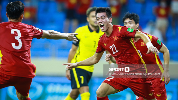 Hạ gọn Malaysia trong trận cầu nghẹt thở, tuyển Việt Nam tiến sát tới tấm vé đi tiếp - Ảnh 2.