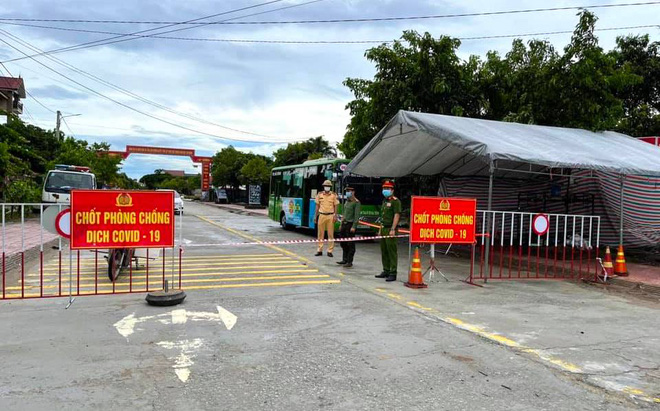 Những chiến sỹ trực chốt Covid-19 trong đêm mưa, ghì chặt tay giữ không cho bão thổi bay lều - Ảnh 1.