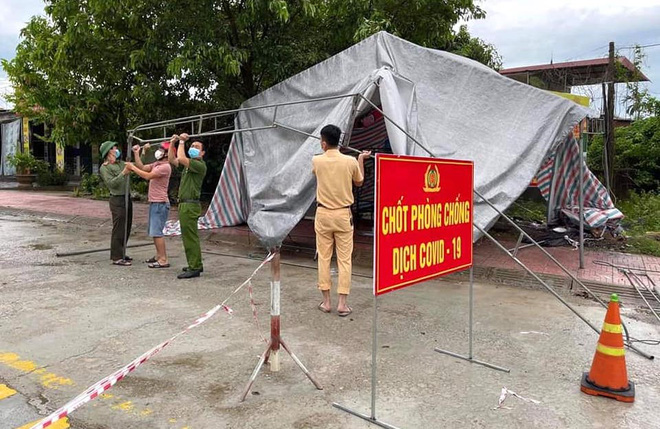 Những chiến sỹ trực chốt Covid-19 trong đêm mưa, ghì chặt tay giữ không cho bão thổi bay lều - Ảnh 4.