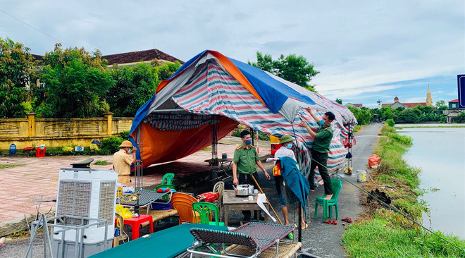 Những chiến sỹ trực chốt Covid-19 trong đêm mưa, ghì chặt tay giữ không cho bão thổi bay lều - Ảnh 2.