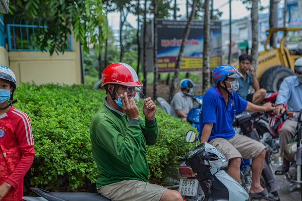 Cha mẹ canh ngoài cổng trường, ôm hôn an ủi khi con kiểm tra xong: Thi xong rồi, về nhà thôi con! - Ảnh 3.