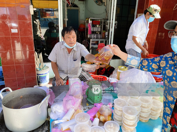 Hôm nay Tết Đoan Ngọ cả Sài Gòn đi chợ sớm: Cơm rượu - bánh tro chiếm hết spotlight, người mua kẻ bán lẹ tay vì sợ con Cô Vít - Ảnh 3.