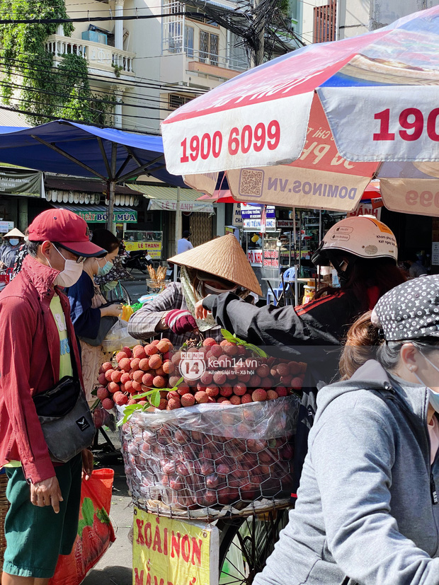 Hôm nay Tết Đoan Ngọ cả Sài Gòn đi chợ sớm: Cơm rượu - bánh tro chiếm hết spotlight, người mua kẻ bán lẹ tay vì sợ con Cô Vít - Ảnh 5.