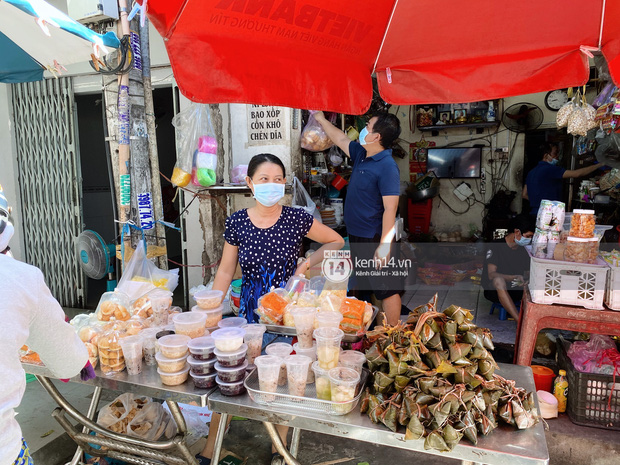 Hôm nay Tết Đoan Ngọ cả Sài Gòn đi chợ sớm: Cơm rượu - bánh tro chiếm hết spotlight, người mua kẻ bán lẹ tay vì sợ con Cô Vít - Ảnh 1.