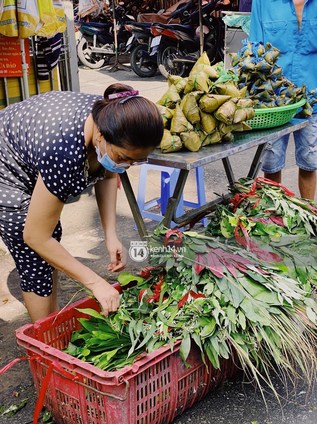 Hôm nay Tết Đoan Ngọ cả Sài Gòn đi chợ sớm: Cơm rượu - bánh tro chiếm hết spotlight, người mua kẻ bán lẹ tay vì sợ con Cô Vít - Ảnh 8.