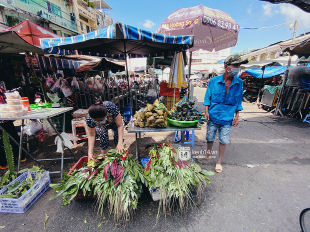 Hôm nay Tết Đoan Ngọ cả Sài Gòn đi chợ sớm: Cơm rượu - bánh tro chiếm hết spotlight, người mua kẻ bán lẹ tay vì sợ con Cô Vít - Ảnh 7.