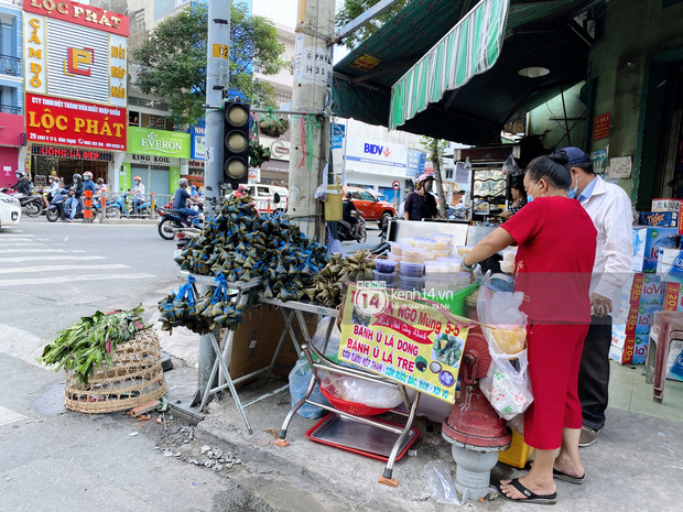 Hôm nay Tết Đoan Ngọ cả Sài Gòn đi chợ sớm: Cơm rượu - bánh tro chiếm hết spotlight, người mua kẻ bán lẹ tay vì sợ con Cô Vít - Ảnh 12.