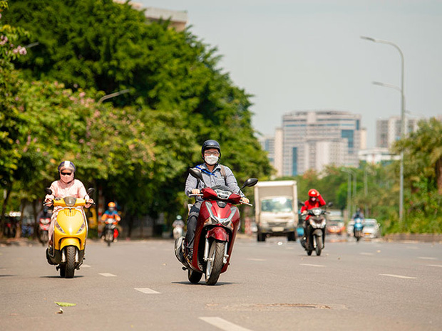 Hà Nội bước vào đợt nắng nóng gay gắt, nhiệt độ cao nhất lên tới 40 độ C - Ảnh 2.