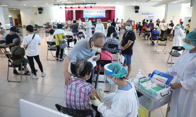 Trong 3 ngày, 27 người tử vong sau khi tiêm vắc xin AstraZeneca ở Đài Loan, bác sĩ nói: Đừng sợ hãi trước những con số! - Ảnh 2.