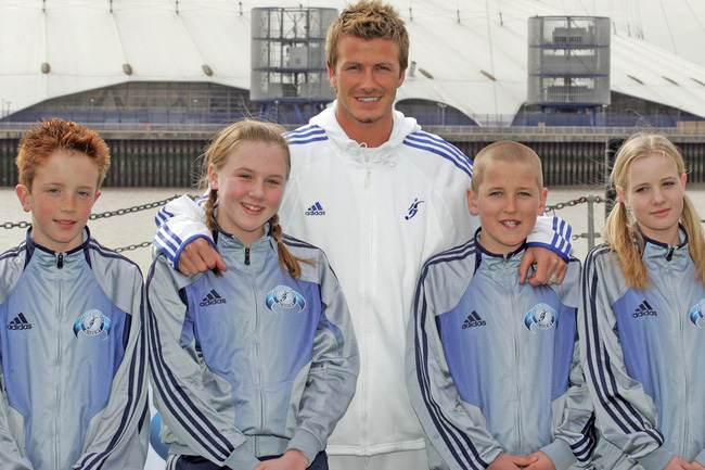 12 tuổi cùng xuất hiện trong một tấm ảnh chụp với David Beckham, 13 năm sau, cặp đôi dắt tay nhau vào lễ đường, danh tính của nam chính càng gây chấn động! - Ảnh 2.