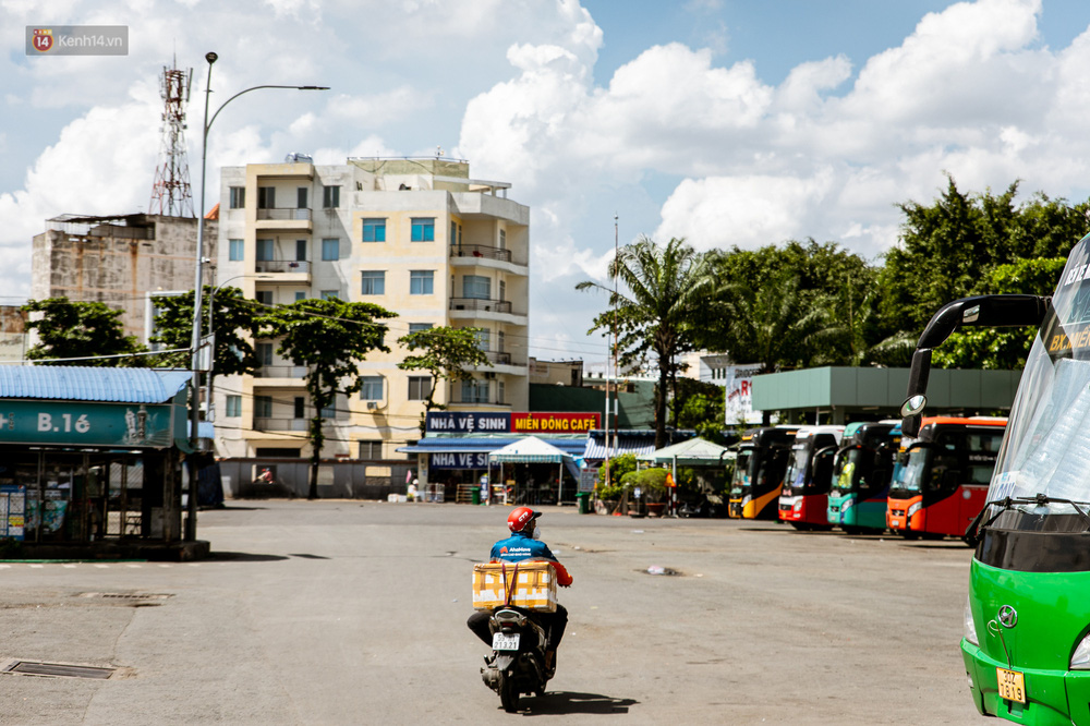 Nỗi buồn của tài xế Sài Gòn những ngày thực hiện Chỉ thị 10: Taxi mất việc, xe ôm mòn mỏi chờ khách - Ảnh 2.