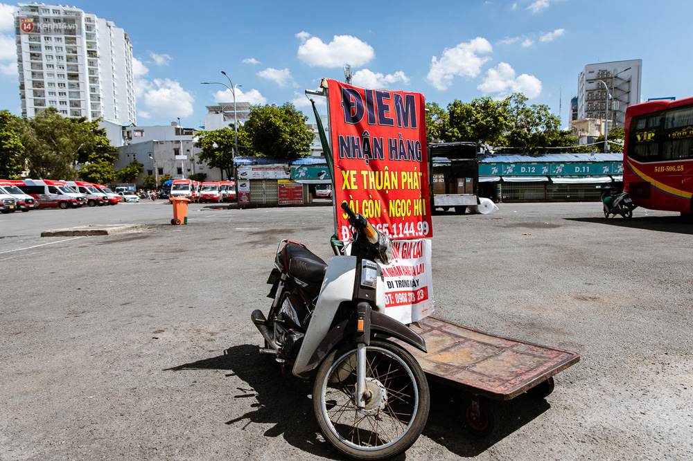 Nỗi buồn của tài xế Sài Gòn những ngày thực hiện Chỉ thị 10: Taxi mất việc, xe ôm mòn mỏi chờ khách - Ảnh 9.