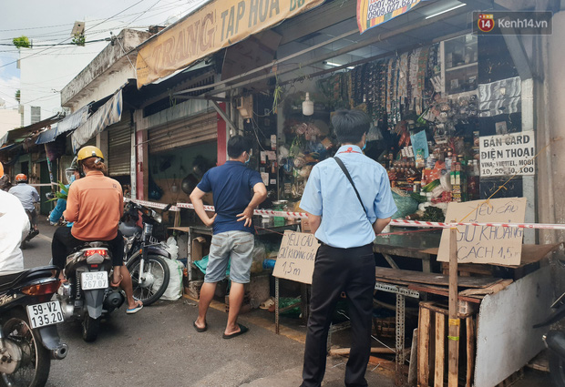 Nhiều tuyến đường ở Sài Gòn được giăng dây, lập hàng rào hạn chế để dẹp chợ tự phát - Ảnh 3.