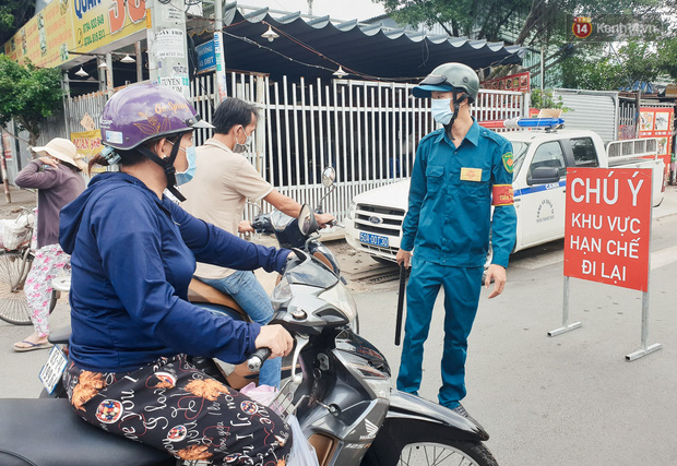 Nhiều tuyến đường ở Sài Gòn được giăng dây, lập hàng rào hạn chế để dẹp chợ tự phát - Ảnh 8.