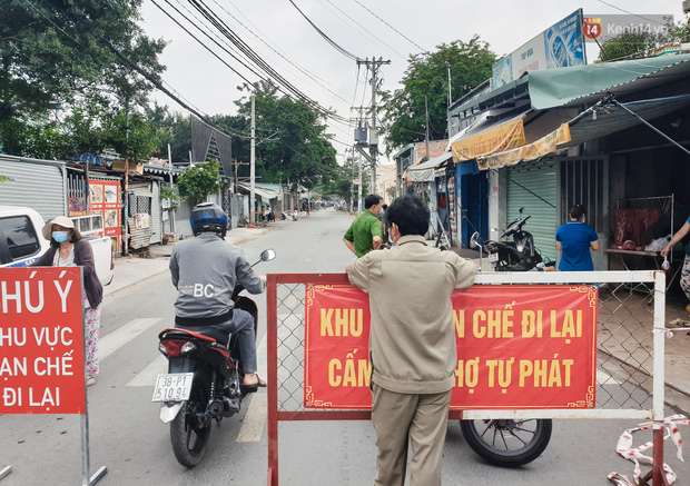 Nhiều tuyến đường ở Sài Gòn được giăng dây, lập hàng rào hạn chế để dẹp chợ tự phát - Ảnh 7.
